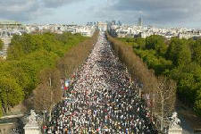 Marathon starts on Champs d'Elysees